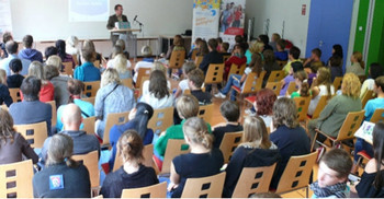 Das Bild zeigt eine Veranstaltung von GO EUROPE! mit zahlreichen Schülern. Foto: GO EUROPE!