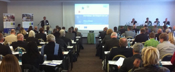 Das Bild zeigt Staatssekretär Dr. Geue im gefüllten Saal bei der Eröffnung des 2. Workshops am 29.10.2012 in Halle/Saale. Foto: IB
