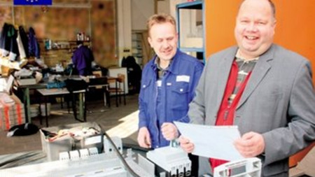 Unternehmensnachfolger Holger Hobus (rechts), mit seinem Mitarbeiter Jürgen Klugmann bei einer Arbeitsbesprechung, Foto: Bolko Bouché
