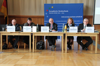 Das Bild zeigt das Podium während des Diskussionsteils im 4. Zukunftsdialog am 22.11.2012 in Dessau., Foto: ISW