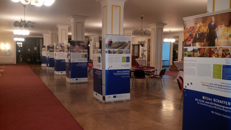 Das Foto zeigt die Wanderausstellung 'NEUes Schaffen.' im Kulturhaus in Bitterfeld-Wolfen.