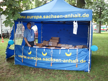 Das Bild zeigt den Informationsstand der EU-Fonds. Links im Bild ist Standbetreuer Jörg Sambleben. Foto: EU-VB