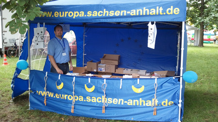 Das Bild zeigt den Informationsstand der EU-Fonds. Links im Bild ist Standbetreuer Jörg Sambleben. Foto: EU-VB