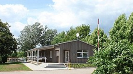 Das Bild zeigt das mit Hilfe der ELER-Mittel sanierte Empfangsgebäude des Seeburger Campingplatzes. (Foto:Seenlandschaft Südharz GmbH)