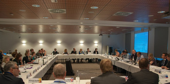 Das Foto zeigt die Teilnehmerinnen und Teilnehmer des IQ-Net Treffens in Slowenien. Bild: Republika Slovenija, Ministrstvo za Gospodarski Razvoj in Technologijo