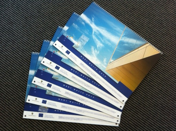 Das Bild zeigt mehrere Exemplare des EFRE/ESF-Fotokalenders 2012.