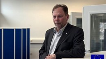Das Foto zeigt Herrn Prof. Dr. Joachim Weimann, Inhaber des Lehrstuhls für Wirtschaftspolitik an der Otto-von-Guericke-Universität Magdeburg, im Experimentallabor MaXLab (Foto: Kai Bieler)