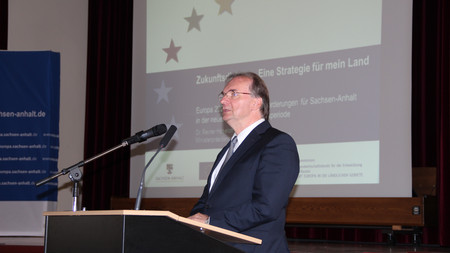Das Bild zeigt Ministerpräsident Dr. Reiner Haseloff während seiner Rede auf der Auftaktveranstaltung. Foto: ISW