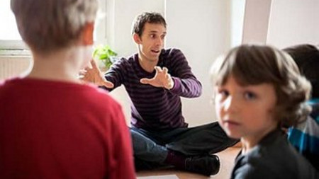 Zuhören, begeistern, organisieren, liebevoll umsorgen: Stefan König steht seinen „Mann“ bei der Betreuung von über 150 Kindern im KindElternZentrum Lieskau – genau wie seine Kolleginnen und Kollegen dort. (Foto: Harald Krieg)
