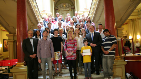 Gruppenbild der Gewinner im Wettbewerb 'Dafür stehen wir früher auf?'