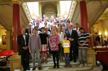 Gruppenbild der Gewinner im Wettbewerb 'Dafür stehen wir früher auf?'
