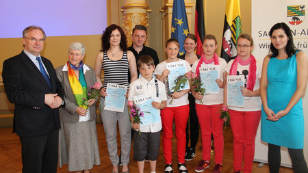 Das Foto zeigt Ministerpräsident Dr. Reiner Haseloff mit den Preisträgern des diesjährigen Wettbewerbs, Foto: Stk
