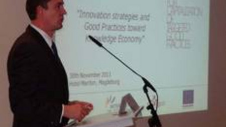 Das Foto zeigt Staatssekretär Marco Tullner bei seiner Eröffnungsrede während der „DISTRICT+“-Konferenz in Magdeburg
