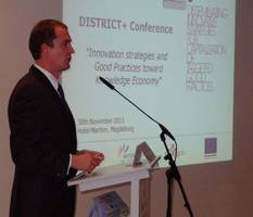 Das Foto zeigt Staatssekretär Marco Tullner bei seiner Eröffnungsrede während der „DISTRICT+“-Konferenz in Magdeburg