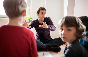 Zuhören, begeistern, organisieren, liebevoll umsorgen: Stefan König steht seinen „Mann“ bei der Betreuung von über 150 Kindern im KindElternZentrum Lieskau – genau wie seine Kolleginnen und Kollegen dort. (Foto: Harald Krieg)