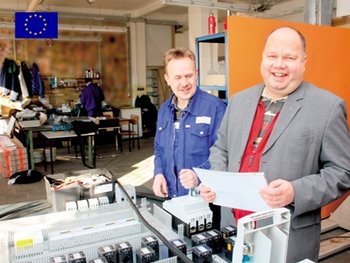 Unternehmensnachfolger Holger Hobus (rechts), mit seinem Mitarbeiter Jürgen Klugmann bei einer Arbeitsbesprechung, Foto: Bolko Bouché