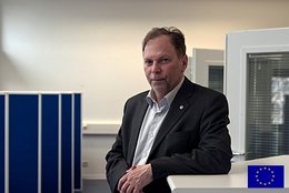 Das Foto zeigt Herrn Prof. Dr. Joachim Weimann, Inhaber des Lehrstuhls für Wirtschaftspolitik an der Otto-von-Guericke-Universität Magdeburg, im Experimentallabor MaXLab (Foto: Kai Bieler)